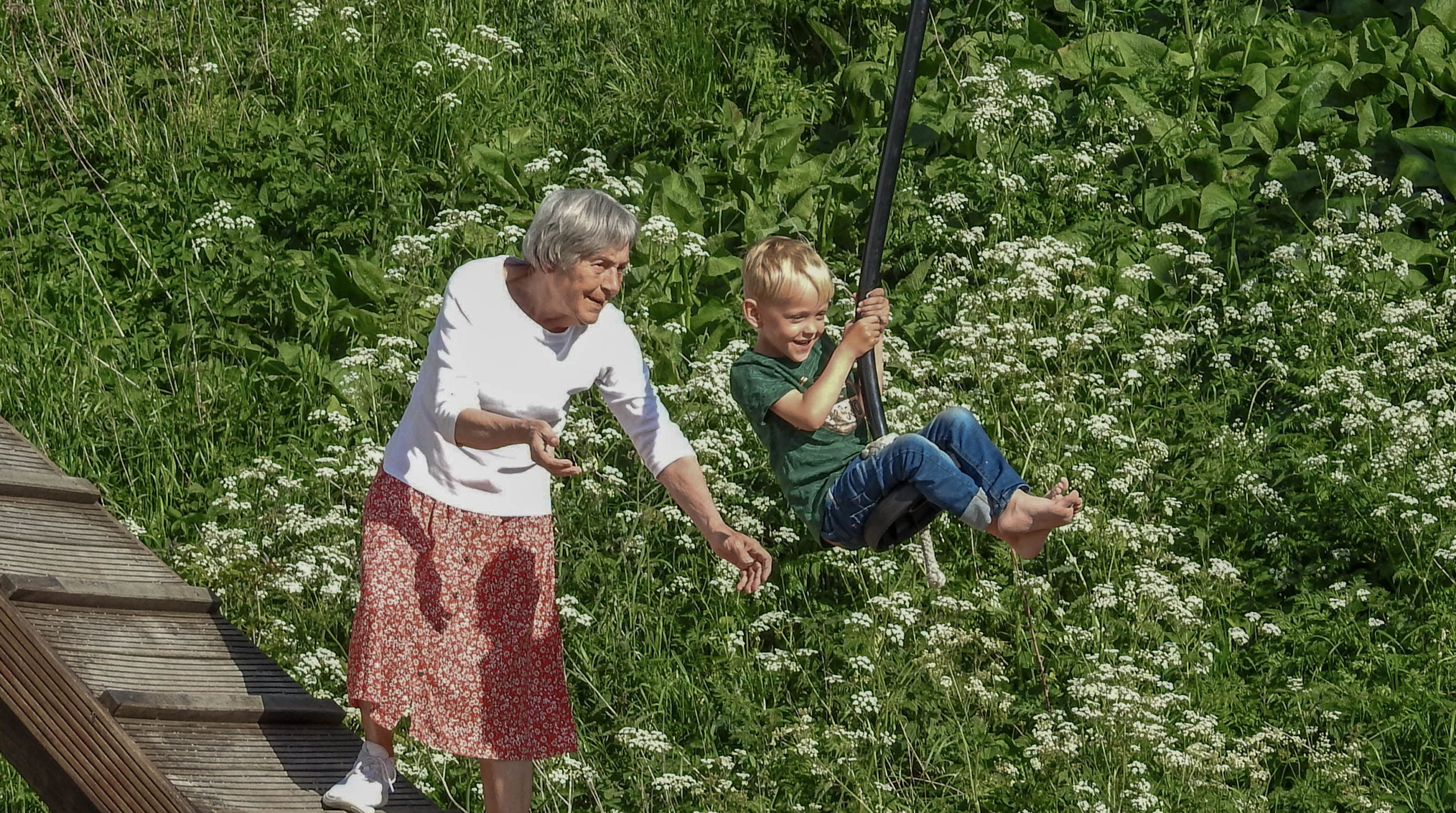 Mormor med barnebarn på legeplads i Løgstør